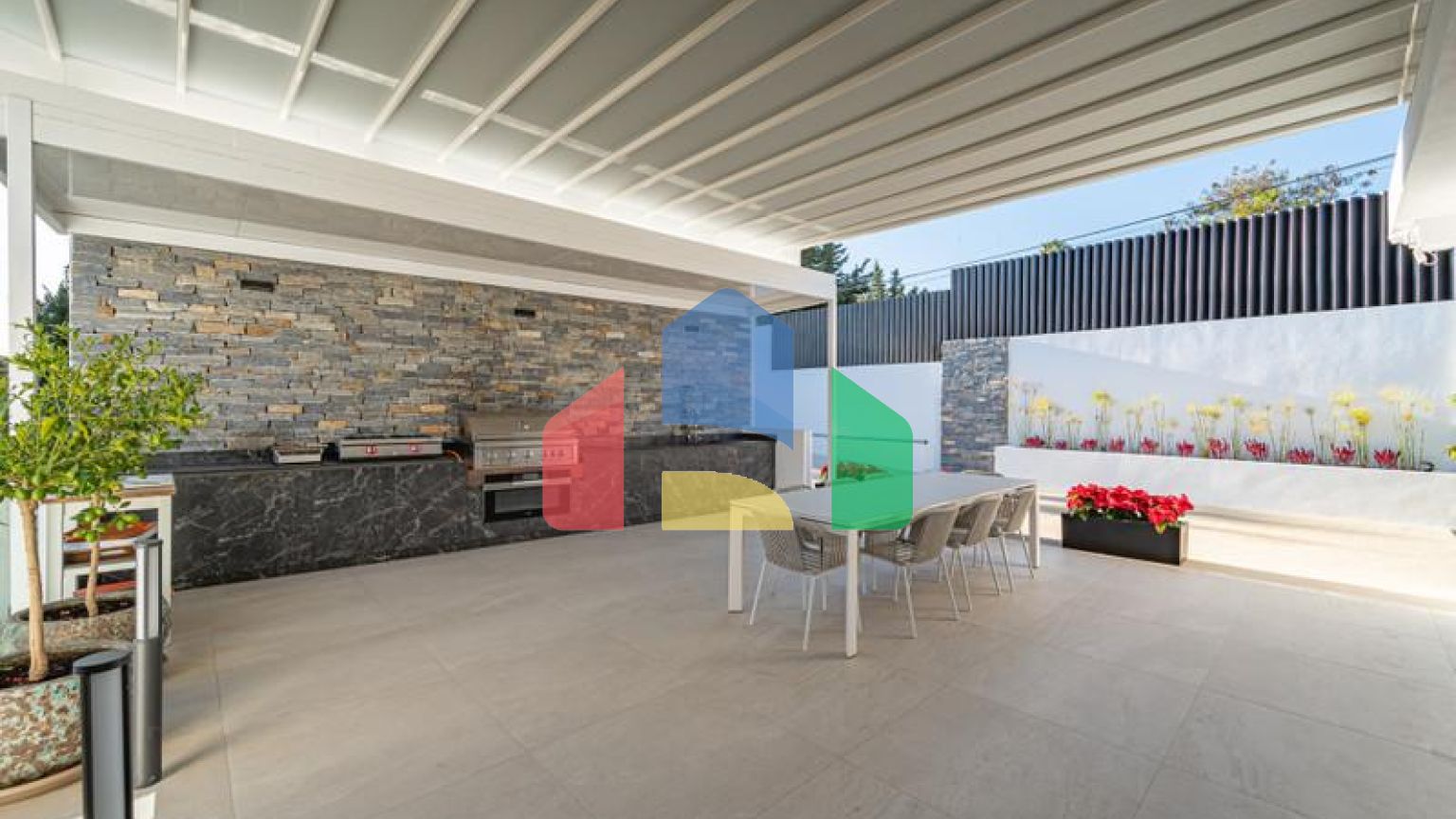 Представляем исключительную виллу в популярной урбанизации Эль-Росарио на престижном побережье Коста-дель-Соль.