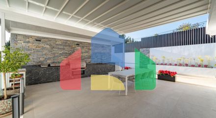 Представляем исключительную виллу в популярной урбанизации Эль-Росарио на престижном побережье Коста-дель-Соль.