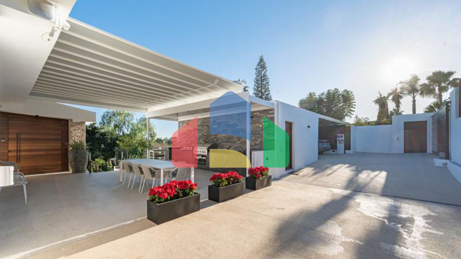 Представляем исключительную виллу в популярной урбанизации Эль-Росарио на престижном побережье Коста-дель-Соль.