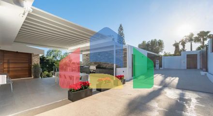 Представляем исключительную виллу в популярной урбанизации Эль-Росарио на престижном побережье Коста-дель-Соль.