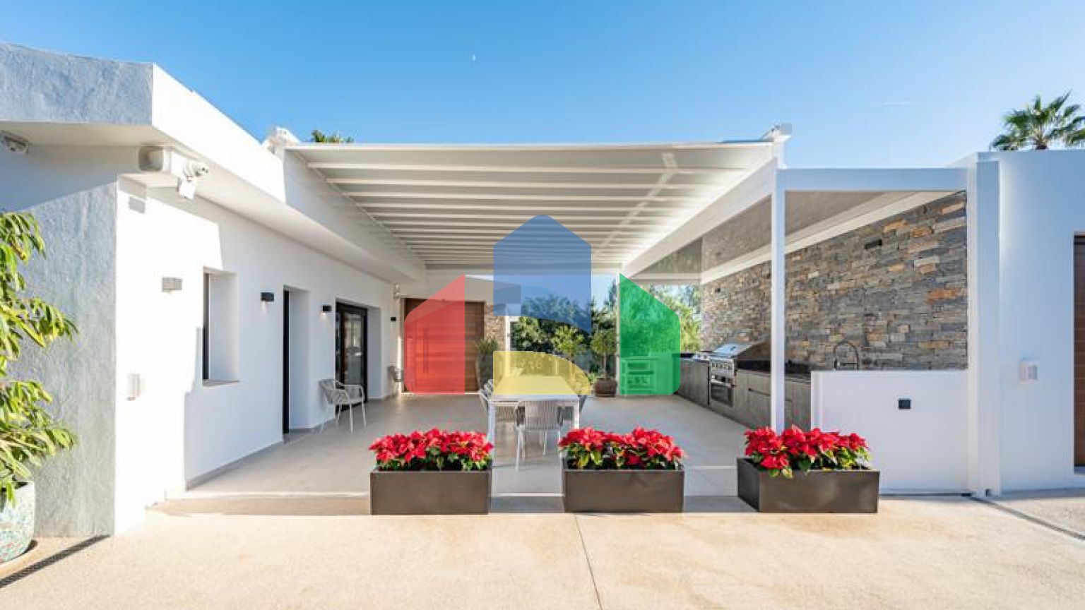 Представляем исключительную виллу в популярной урбанизации Эль-Росарио на престижном побережье Коста-дель-Соль.