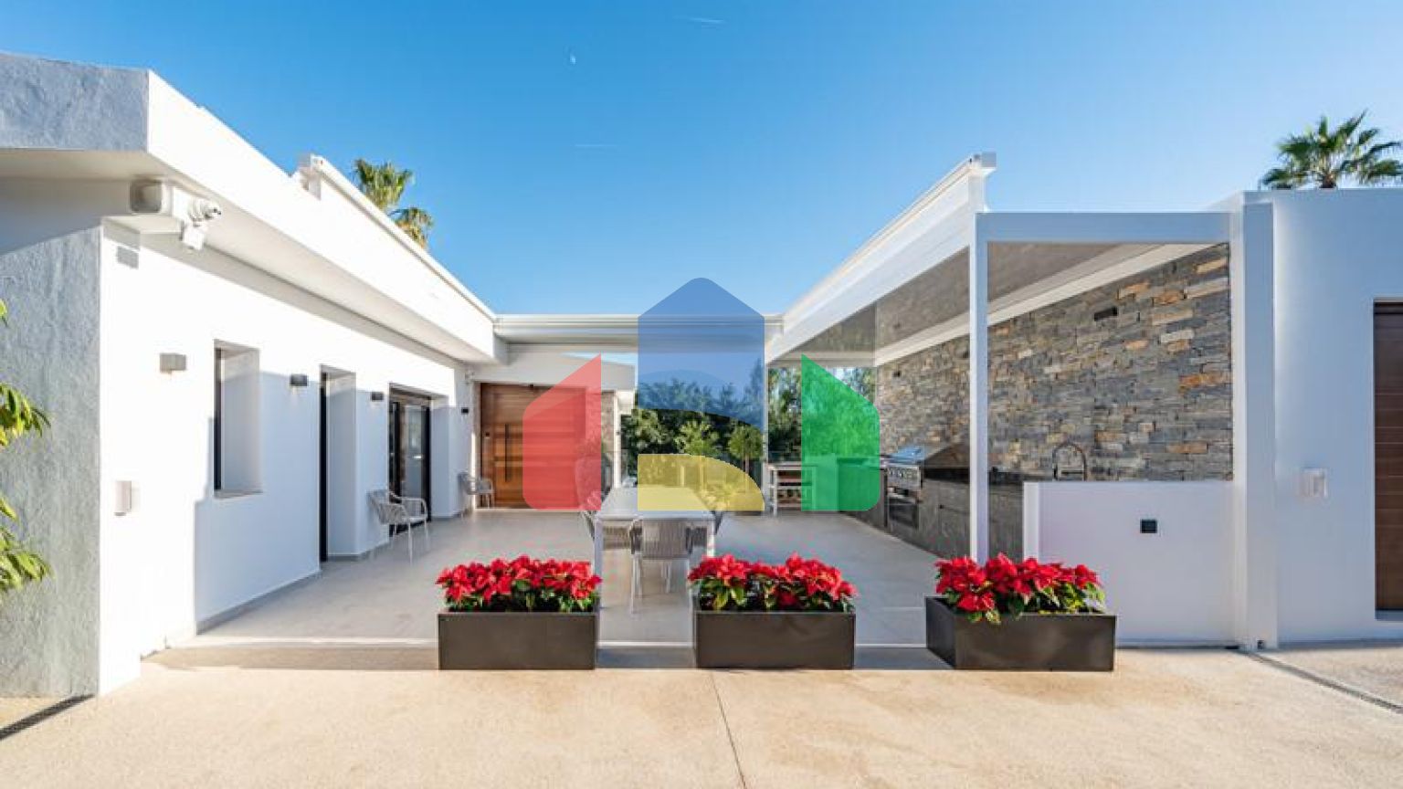 Представляем исключительную виллу в популярной урбанизации Эль-Росарио на престижном побережье Коста-дель-Соль.