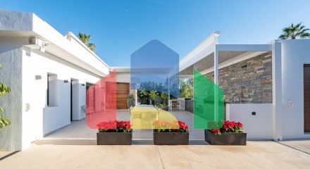 Представляем исключительную виллу в популярной урбанизации Эль-Росарио на престижном побережье Коста-дель-Соль.