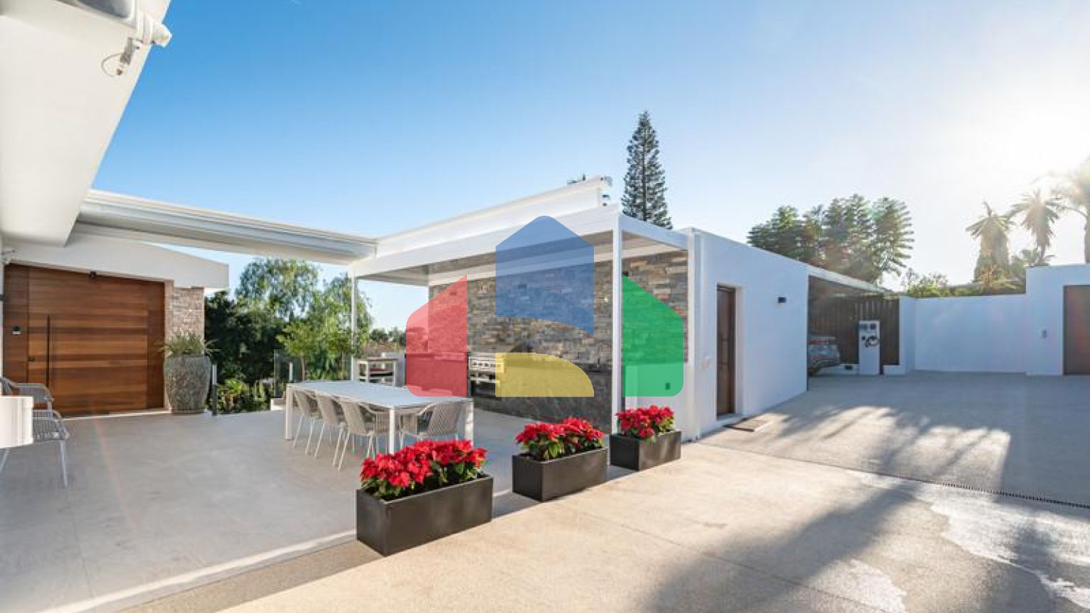 Представляем исключительную виллу в популярной урбанизации Эль-Росарио на престижном побережье Коста-дель-Соль.