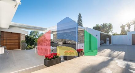 Представляем исключительную виллу в популярной урбанизации Эль-Росарио на престижном побережье Коста-дель-Соль.