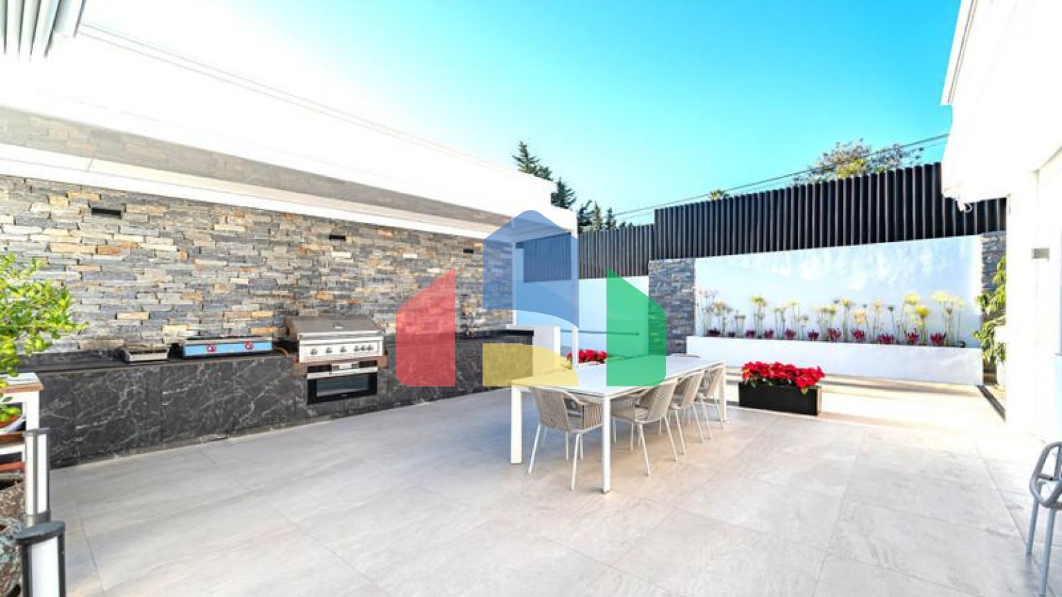 Представляем исключительную виллу в популярной урбанизации Эль-Росарио на престижном побережье Коста-дель-Соль.