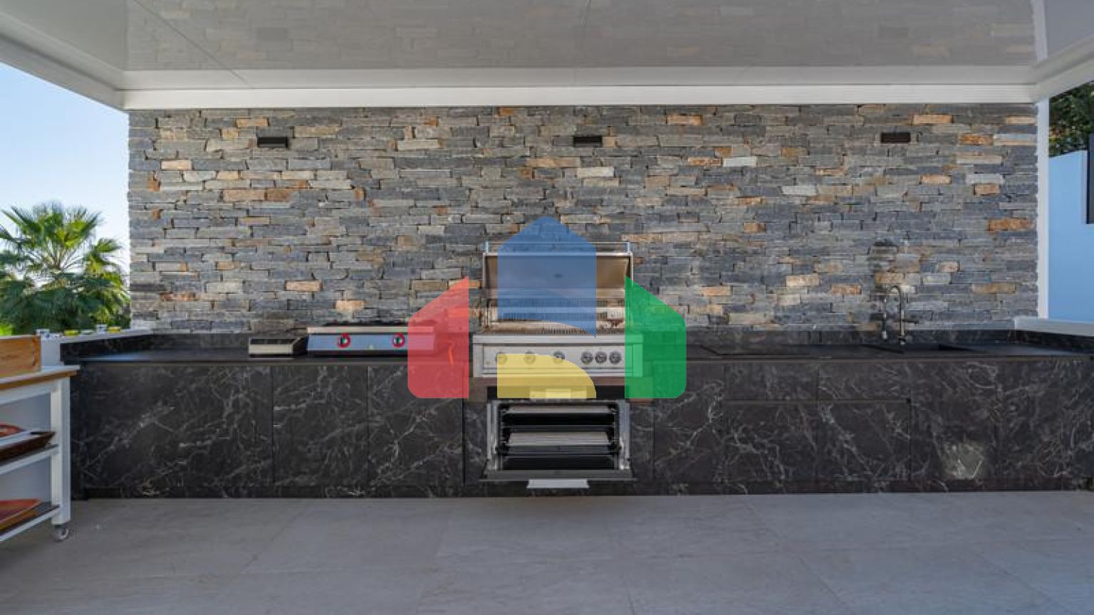 Представляем исключительную виллу в популярной урбанизации Эль-Росарио на престижном побережье Коста-дель-Соль.