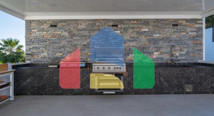 Представляем исключительную виллу в популярной урбанизации Эль-Росарио на престижном побережье Коста-дель-Соль.