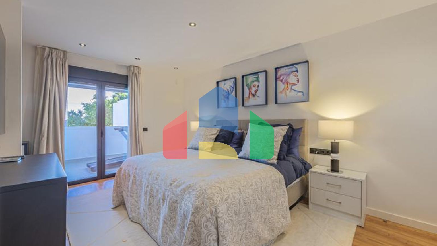 Представляем исключительную виллу в популярной урбанизации Эль-Росарио на престижном побережье Коста-дель-Соль.