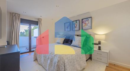 Представляем исключительную виллу в популярной урбанизации Эль-Росарио на престижном побережье Коста-дель-Соль.