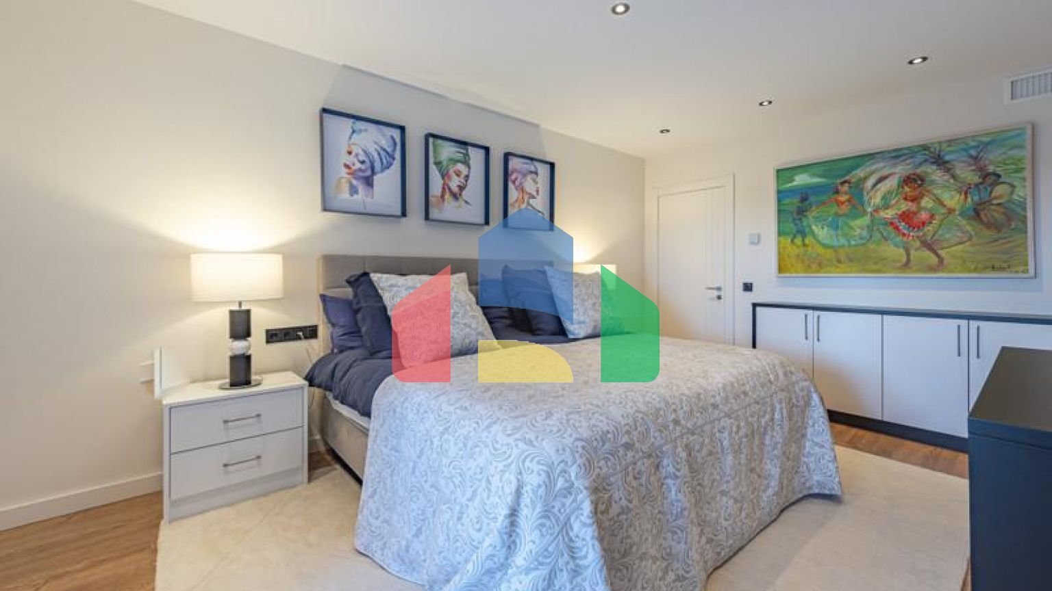 Представляем исключительную виллу в популярной урбанизации Эль-Росарио на престижном побережье Коста-дель-Соль.