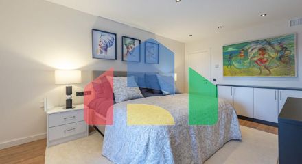 Представляем исключительную виллу в популярной урбанизации Эль-Росарио на престижном побережье Коста-дель-Соль.