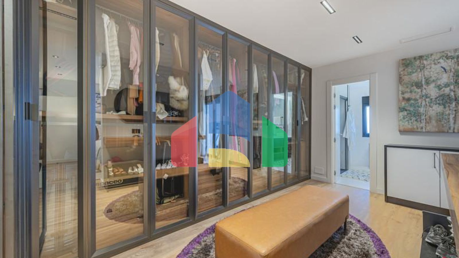 Представляем исключительную виллу в популярной урбанизации Эль-Росарио на престижном побережье Коста-дель-Соль.