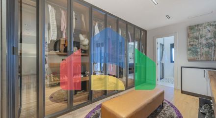 Представляем исключительную виллу в популярной урбанизации Эль-Росарио на престижном побережье Коста-дель-Соль.