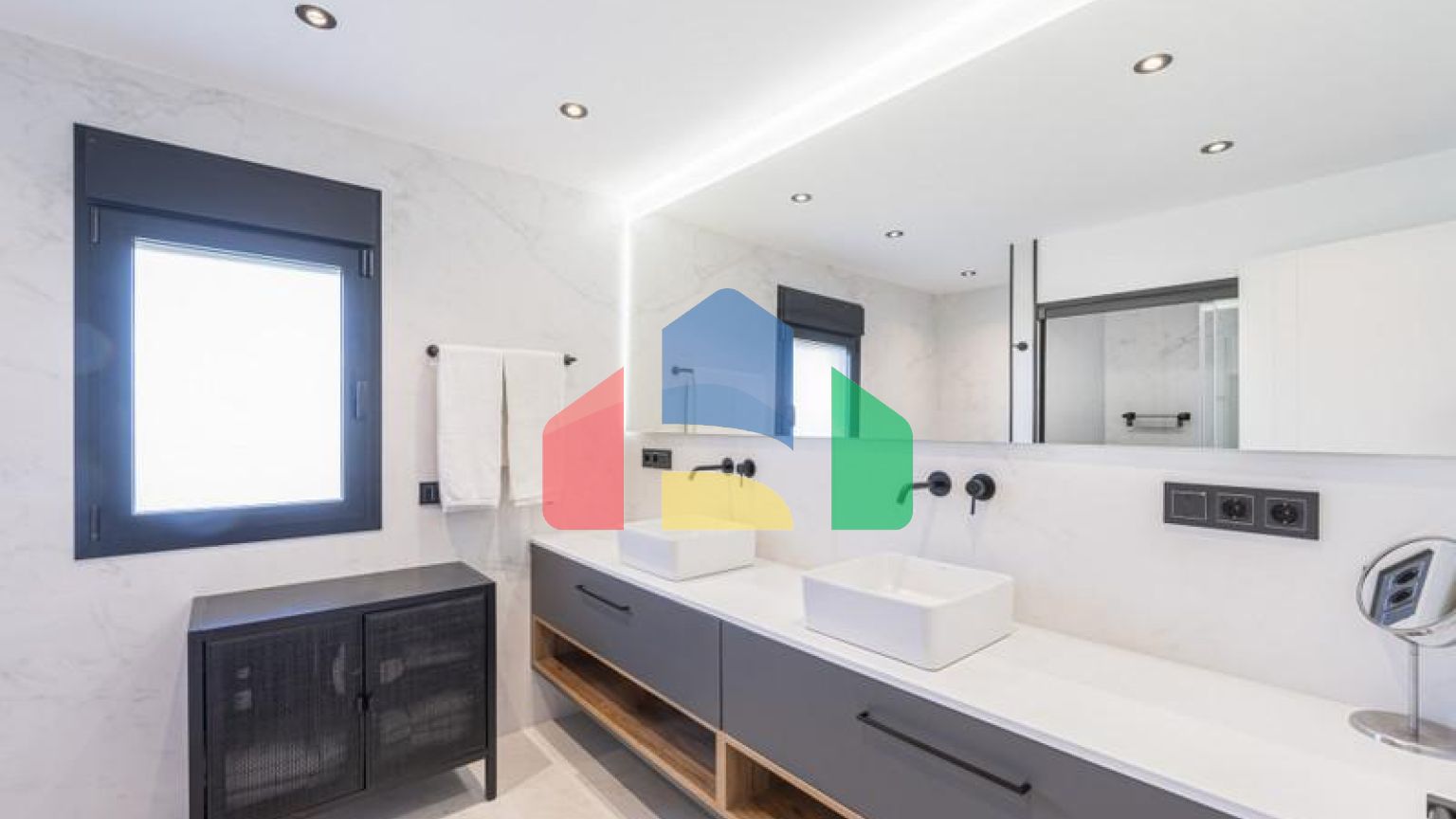 Представляем исключительную виллу в популярной урбанизации Эль-Росарио на престижном побережье Коста-дель-Соль.