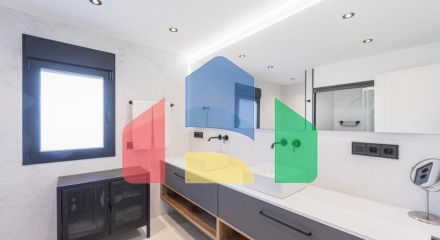 Представляем исключительную виллу в популярной урбанизации Эль-Росарио на престижном побережье Коста-дель-Соль.