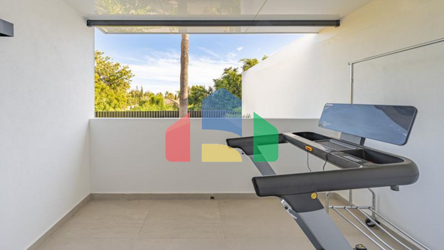 Представляем исключительную виллу в популярной урбанизации Эль-Росарио на престижном побережье Коста-дель-Соль.