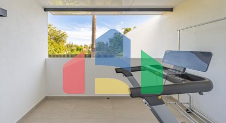 Представляем исключительную виллу в популярной урбанизации Эль-Росарио на престижном побережье Коста-дель-Соль.