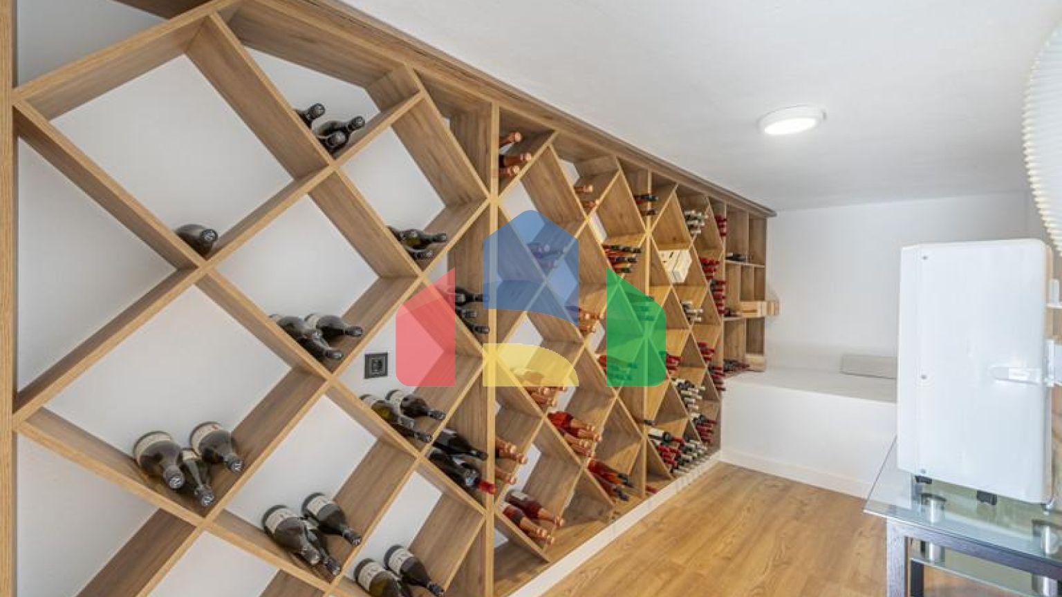 Представляем исключительную виллу в популярной урбанизации Эль-Росарио на престижном побережье Коста-дель-Соль.