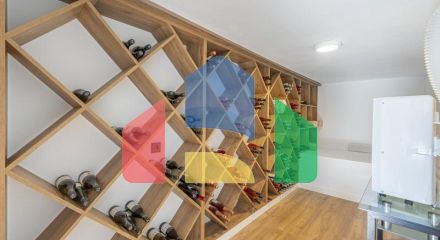 Представляем исключительную виллу в популярной урбанизации Эль-Росарио на престижном побережье Коста-дель-Соль.