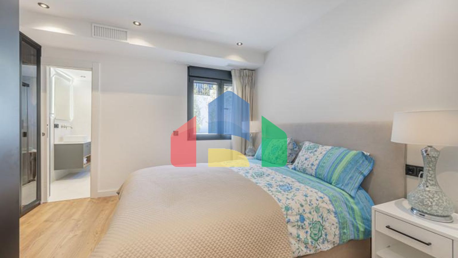 Представляем исключительную виллу в популярной урбанизации Эль-Росарио на престижном побережье Коста-дель-Соль.