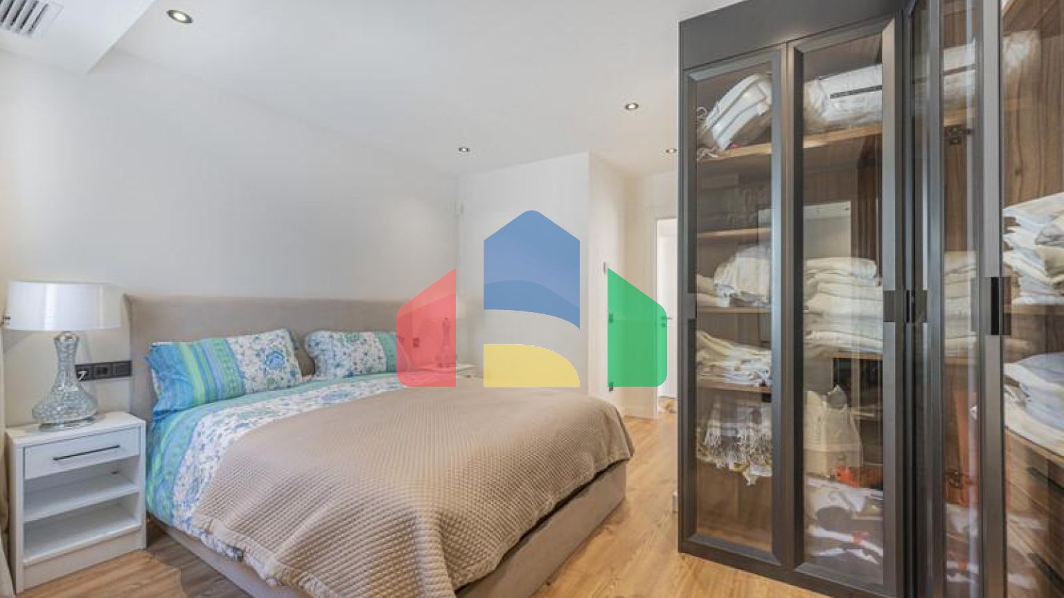 Представляем исключительную виллу в популярной урбанизации Эль-Росарио на престижном побережье Коста-дель-Соль.