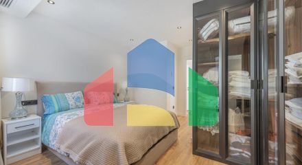 Представляем исключительную виллу в популярной урбанизации Эль-Росарио на престижном побережье Коста-дель-Соль.