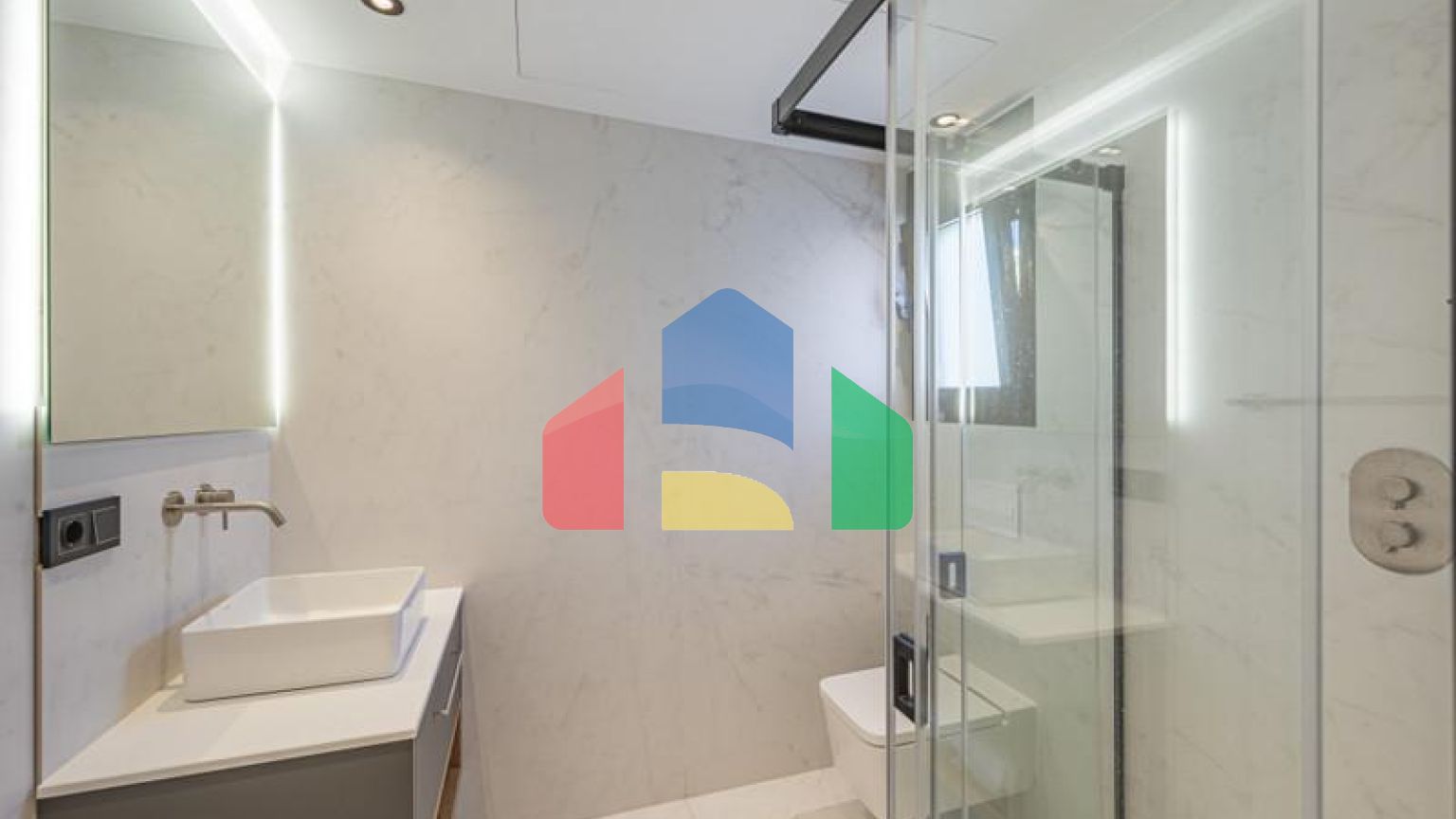 Представляем исключительную виллу в популярной урбанизации Эль-Росарио на престижном побережье Коста-дель-Соль.