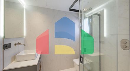 Представляем исключительную виллу в популярной урбанизации Эль-Росарио на престижном побережье Коста-дель-Соль.