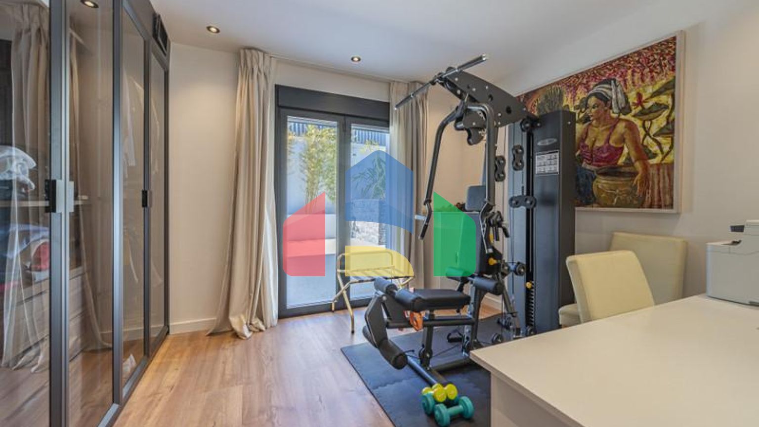 Представляем исключительную виллу в популярной урбанизации Эль-Росарио на престижном побережье Коста-дель-Соль.