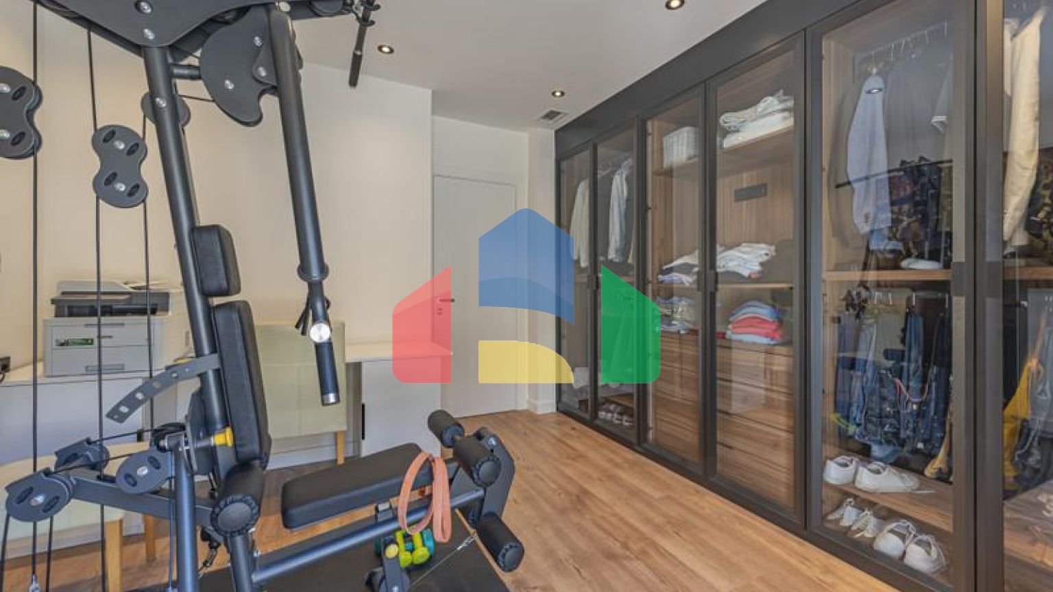 Представляем исключительную виллу в популярной урбанизации Эль-Росарио на престижном побережье Коста-дель-Соль.