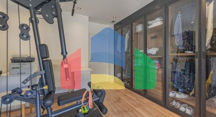 Представляем исключительную виллу в популярной урбанизации Эль-Росарио на престижном побережье Коста-дель-Соль.