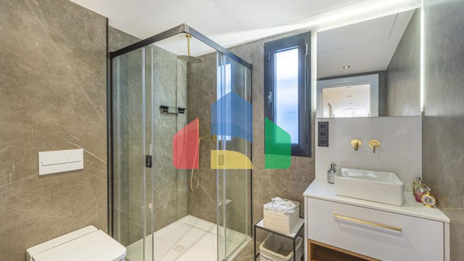 Представляем исключительную виллу в популярной урбанизации Эль-Росарио на престижном побережье Коста-дель-Соль.