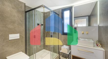 Представляем исключительную виллу в популярной урбанизации Эль-Росарио на престижном побережье Коста-дель-Соль.