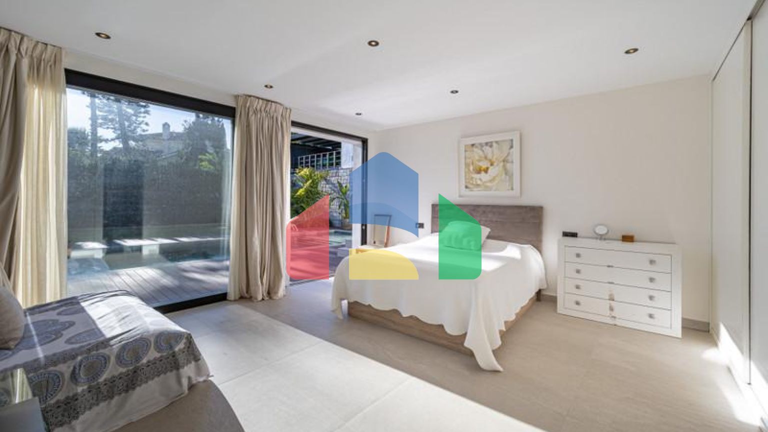 Представляем исключительную виллу в популярной урбанизации Эль-Росарио на престижном побережье Коста-дель-Соль.