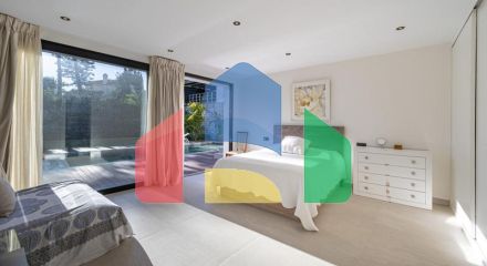 Представляем исключительную виллу в популярной урбанизации Эль-Росарио на престижном побережье Коста-дель-Соль.