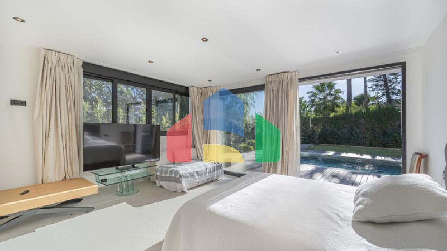 Представляем исключительную виллу в популярной урбанизации Эль-Росарио на престижном побережье Коста-дель-Соль.