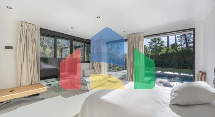 Представляем исключительную виллу в популярной урбанизации Эль-Росарио на престижном побережье Коста-дель-Соль.