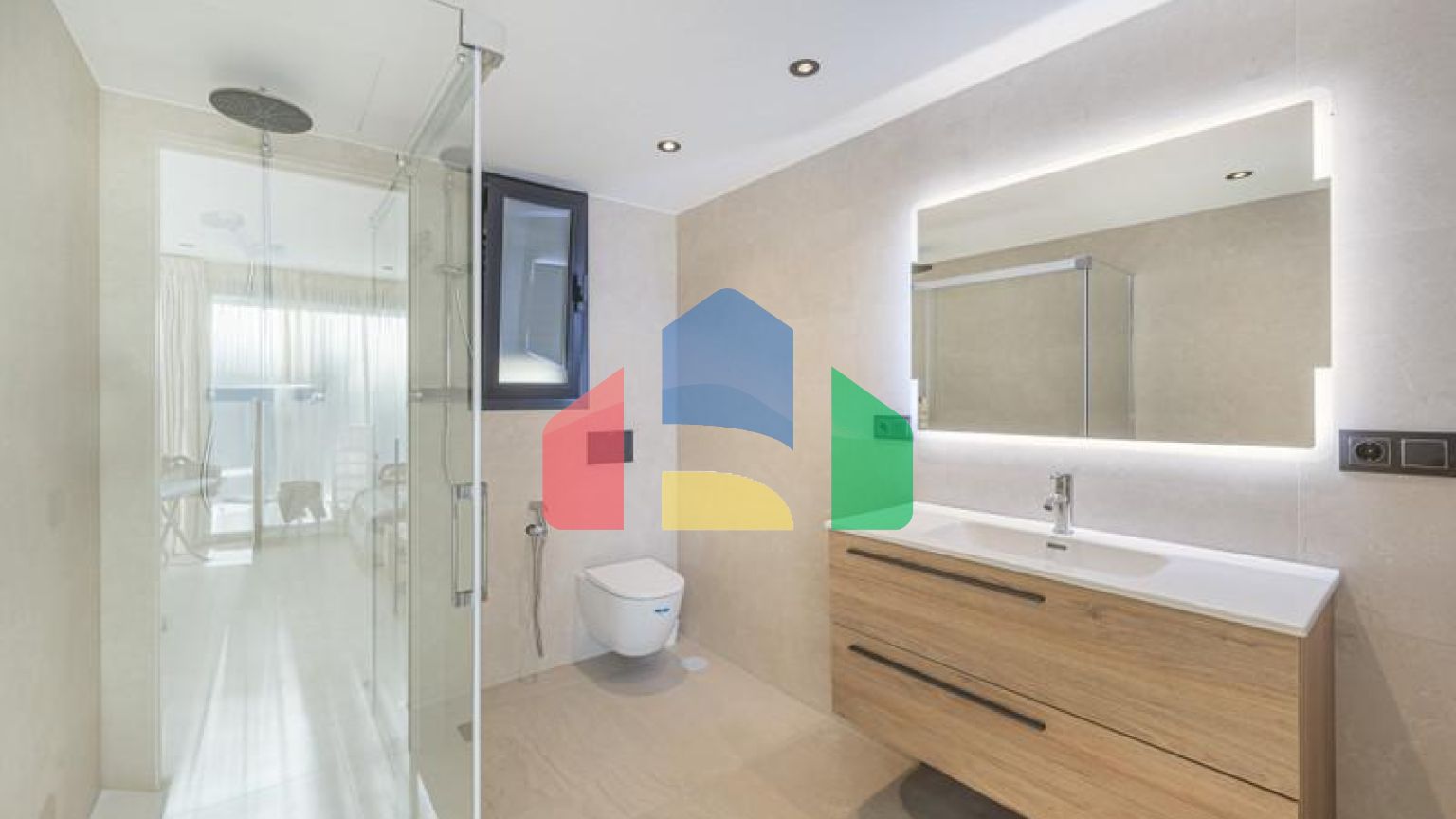 Представляем исключительную виллу в популярной урбанизации Эль-Росарио на престижном побережье Коста-дель-Соль.