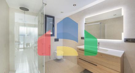 Представляем исключительную виллу в популярной урбанизации Эль-Росарио на престижном побережье Коста-дель-Соль.