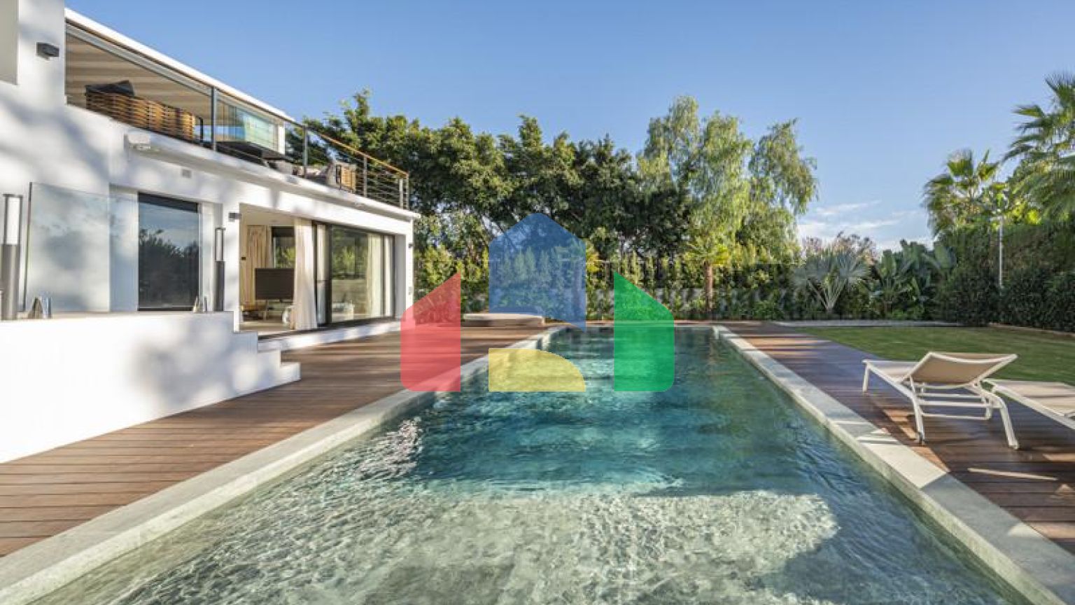 Представляем исключительную виллу в популярной урбанизации Эль-Росарио на престижном побережье Коста-дель-Соль.