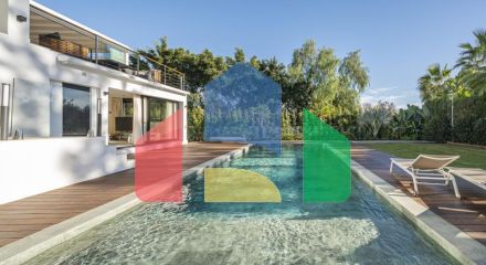 Представляем исключительную виллу в популярной урбанизации Эль-Росарио на престижном побережье Коста-дель-Соль.