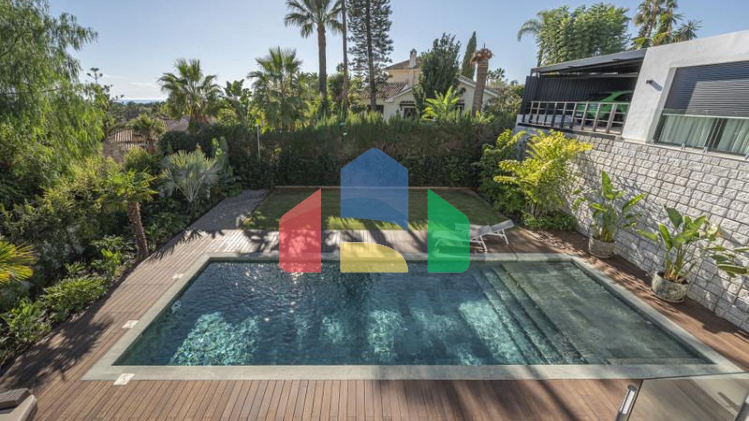 Представляем исключительную виллу в популярной урбанизации Эль-Росарио на престижном побережье Коста-дель-Соль.