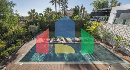 Представляем исключительную виллу в популярной урбанизации Эль-Росарио на престижном побережье Коста-дель-Соль.