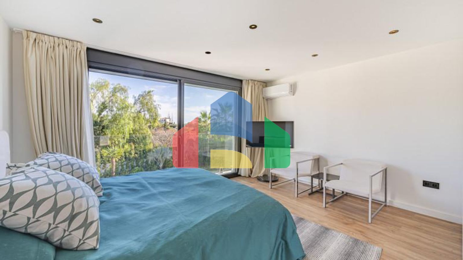 Представляем исключительную виллу в популярной урбанизации Эль-Росарио на престижном побережье Коста-дель-Соль.