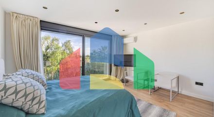 Представляем исключительную виллу в популярной урбанизации Эль-Росарио на престижном побережье Коста-дель-Соль.