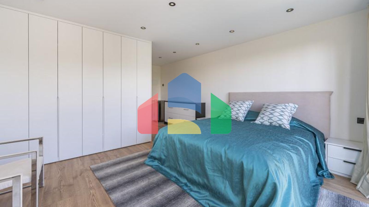 Представляем исключительную виллу в популярной урбанизации Эль-Росарио на престижном побережье Коста-дель-Соль.