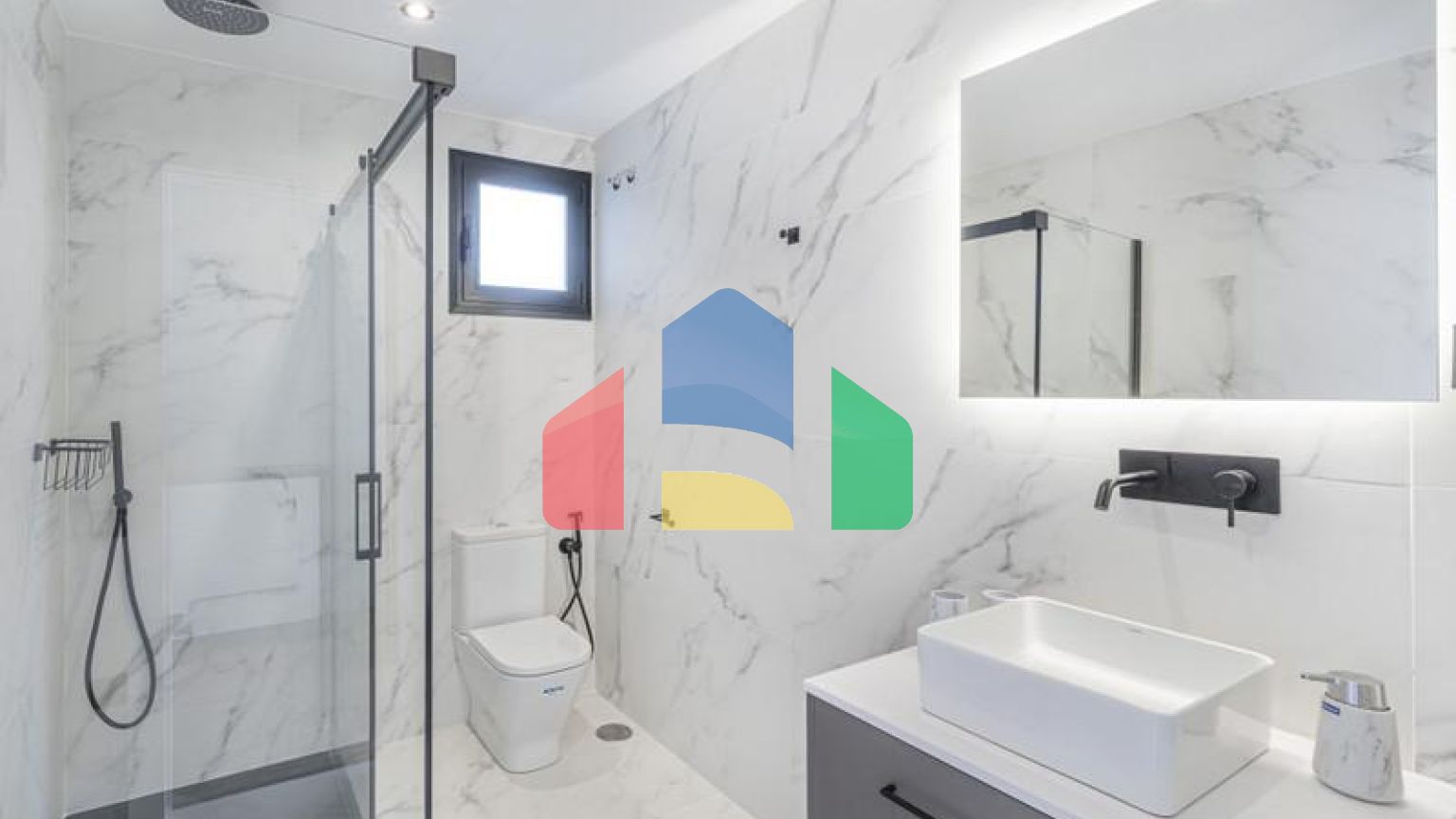 Представляем исключительную виллу в популярной урбанизации Эль-Росарио на престижном побережье Коста-дель-Соль.