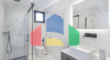 Представляем исключительную виллу в популярной урбанизации Эль-Росарио на престижном побережье Коста-дель-Соль.