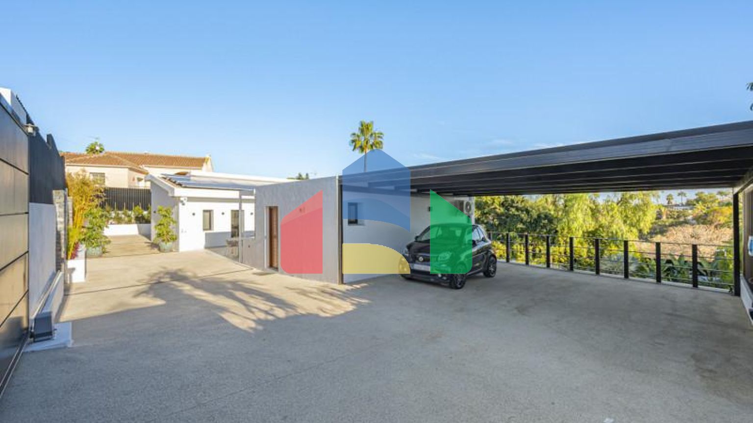 Представляем исключительную виллу в популярной урбанизации Эль-Росарио на престижном побережье Коста-дель-Соль.